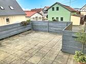 große Dachterrasse (oberhalb der Garage) in sonnenverwöhnter Lage - 