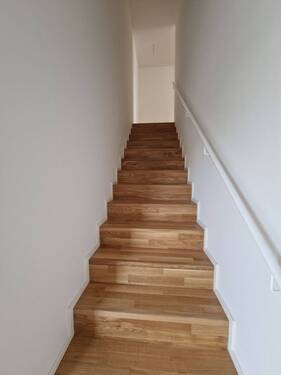 Treppenaufgang mit Holzstufen - 