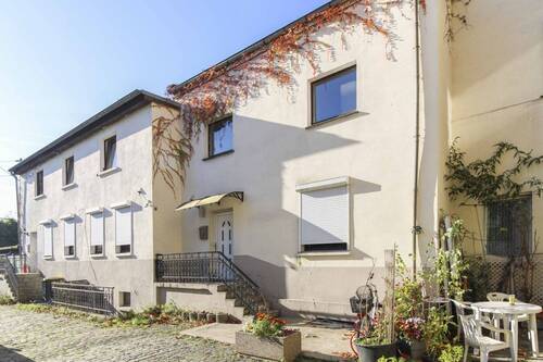 Hausansicht - Attraktives Angebot: Vermietete 3-Zi.-Erdgeschosswohnung