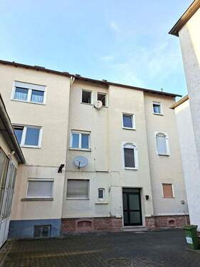 Hausansicht - 2. Eingang / Hof - 2 Zimmer Mehrfamilienhaus, Wohnhaus in Bischofsheim