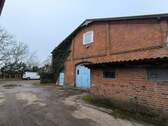 Am Haupthaus befindet sich seitlich der Eingang zur Tenne und den Stallungen - 