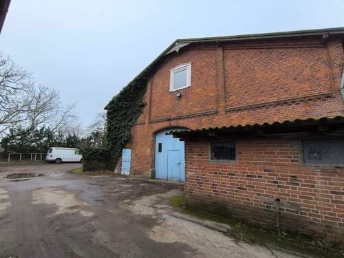 Am Haupthaus befindet sich seitlich der Eingang zur Tenne und den Stallungen - 