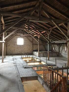 Über der Tenne befindet sich dieser 7m hoher Galeriedachboden
mit reichlich Lagerfläche - 