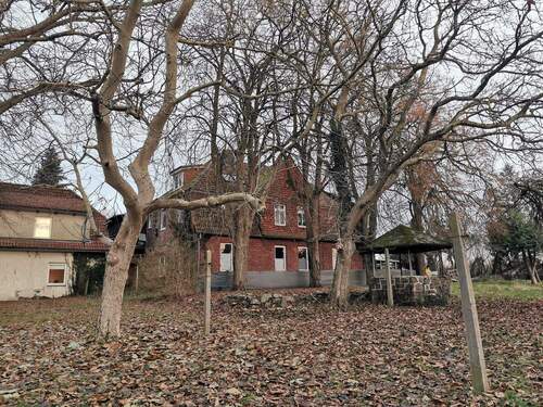 Die Rückseite des Bauernhauses vom großen Garten aus gesehen. - 