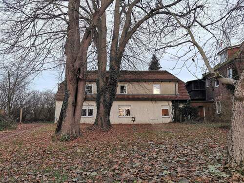 Blick auf die Rückseite des 2. Hauses. Von beiden Häussern hat man einen weiten Blick in den sehr großen Garten bis zu den Pferden hin. - 