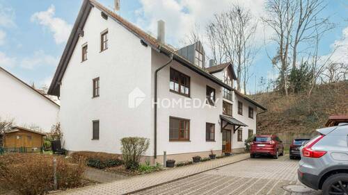 Außenansicht 1 - Großzügige 4-Zimmer-Wohnung mit Garage und Carport und grüner Aussicht