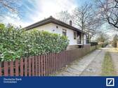 Seitenansicht links - Lage überzeugt: Gepflegter Winkelbungalow in Hannover-Bemerode mit