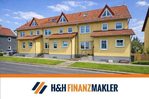 Vorderseite - Geräumiges Reihenendhaus mit Terrasse und Stellplätzen