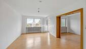 Wohnzimmer 1 - Helle 4-Zimmer-Etagenwohnung mit Loggia und Tiefgaragenstellplatz