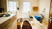 Bad mit Dusche und Wanne - 