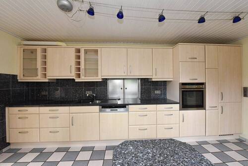 EBK mit Granit Arbeitsplatte & hochwertige E-Geräte - 