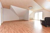 geräumiges Schlafzimmer mit Zugang zur Loggia - 