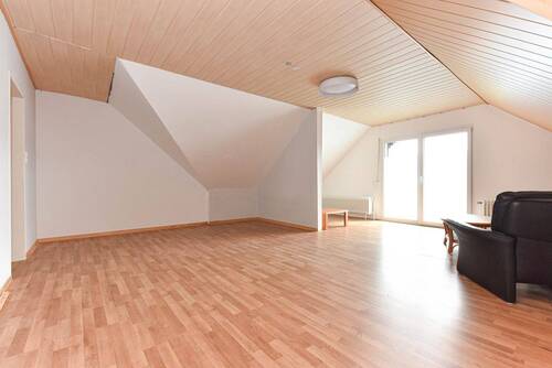 geräumiges Schlafzimmer mit Zugang zur Loggia - 