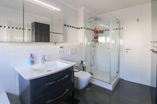 Bad mit Dusche - 5 Zimmer Reihenmittelhaus zum Kaufen in Benningen am Neckar