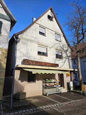 20251129_115435.jpg - Mehrfamilienhaus mit zwei Wohnungen und Ladengechäft