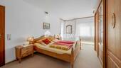 1. OG Schlafzimmer 1 - 