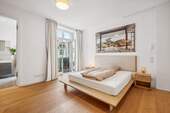 Stilvolles Schlafzimmer mit Zugang zum Balkon - 