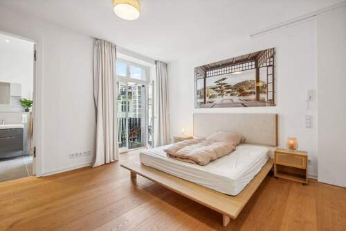 Stilvolles Schlafzimmer mit Zugang zum Balkon - 