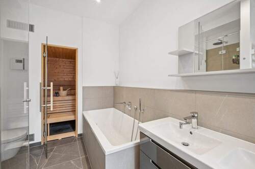 En-Suite Bad mit Sauna - 
