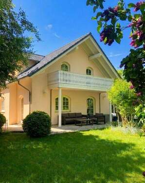 Rückansicht mit Balkon - 5 Zimmer Einfamilienhaus zum Kaufen in Berlin