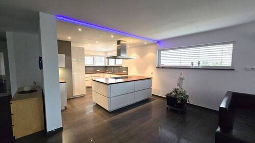 offene Küche mit Kochinsel - 