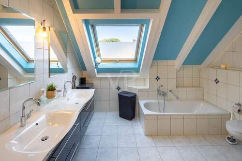 Tageslichtbad mit Wanne & Dusche - 