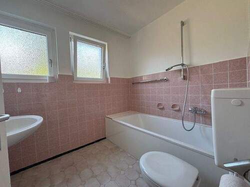 Bad mit Wanne und Fenster - 