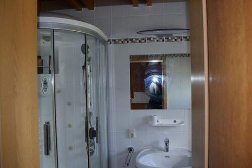 WHG 2 - 1. OG: Dusche/WC - 