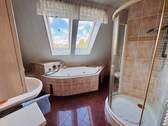 Bad im OG mit Wanne und Dusche.jpg - 