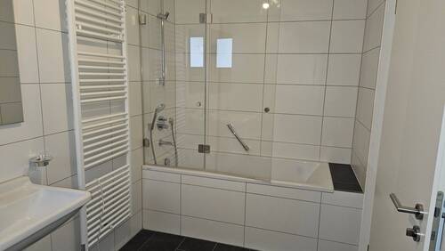 Badezimmer mit Duschwanne - 