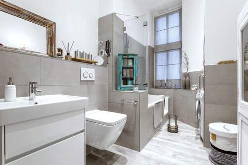 Badezimmer mit Badewanne - 