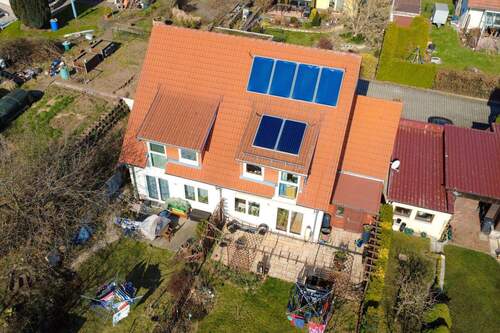 Südansicht - Familienfreundliches Wohnen in Weixdorf: viel Platz, Solarthermie und neue Heizung!