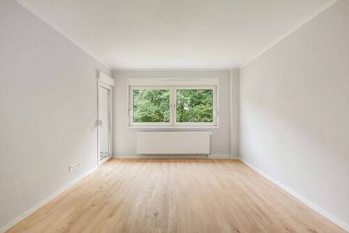 Wohnzimmer mit Balkon - Sanierte und bezugsfreie 3-Zimmer Wohnung in grüner Lage von Grevenbroich