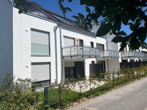 Aussenbereich Foto vom 12.08.2024.jpg - 3 Zimmer Terrassenwohnung zum Kaufen in Erlangen