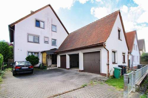 Titelbild - Drei Wohneinheiten, viele Möglichkeiten - gepflegtes Mehrfamilienhaus in Hetzles