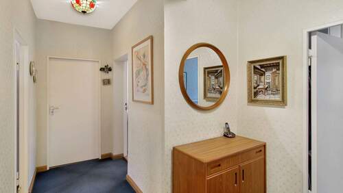 Flur mit Abstellkammer - 3 Zimmer Etagenwohnung in Berlin