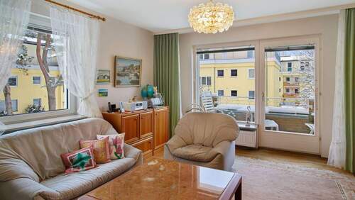 Wohnzimmer mit Balkon - Etagenwohnung mit 67,00 m&sup2; in Berlin zum Kaufen