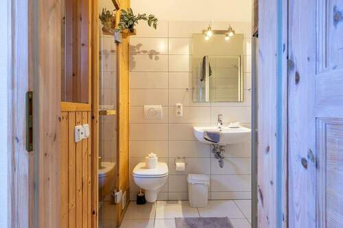 Badezimmer - Mehrfamilienhaus, Wohnhaus mit 70,90 m&sup2; in Sierksdorf zum Kaufen