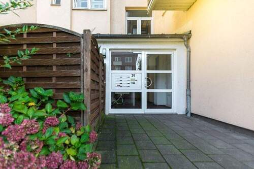 Hausansicht vorne - 3 Zimmer Etagenwohnung zur Miete in Bremerhaven