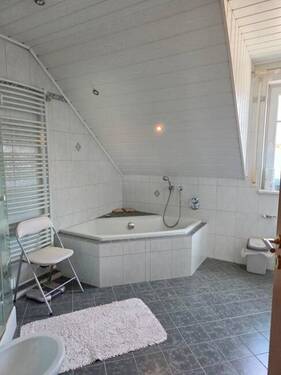 Bad / WC, mit Gaubenfenster - 