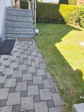 schön angelegt, mit Vorgarten - 5 Zimmer Doppelhaushälfte in Teublitz