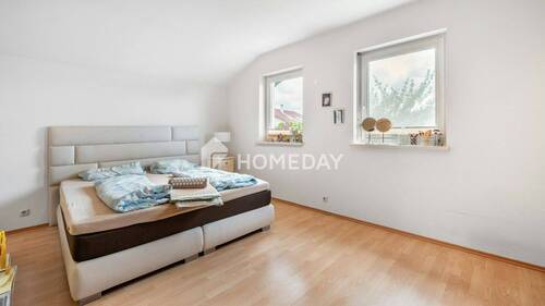 1. OG Schlafzimmer 1 - 
