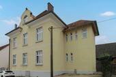 Außenansicht - Einmalige Chance - 3 sanierte Altbauwohnungen in historischem Schulhaus zur individuellen Nutzung