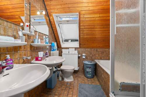 Bad mit Wanne und Dusche 3,93 m² - 