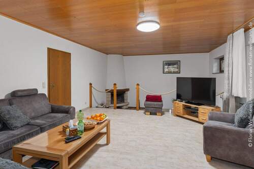 Wohnzimmer mit Kaminecke und Zugang zu Terrasse 38,89 m² - 