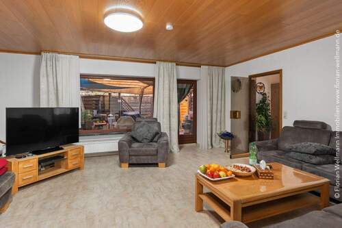 Wohnzimmer mit Kaminecke und Zugang zur Terrasse 38,89 m² - 