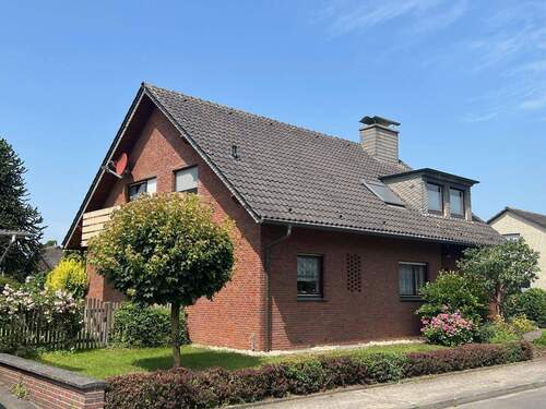 Giebelseite mit Balkon - 5 Zimmer Einfamilienhaus zum Kaufen in Rheinberg