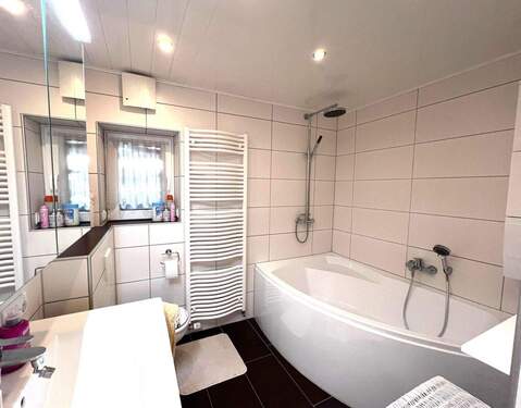 EG Badezimmer - Mehrfamilienhaus, Wohnhaus mit 135,00 m&sup2; in Manching zum Kaufen