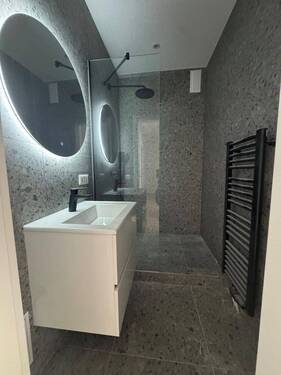 Badezimmer - Gepflegter Altbau trifft modernen Wohnkomfort - vollständig sanierte 3-Zimmer-Wohnung