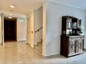 Treppenhaus mit Fahrstuhl - 